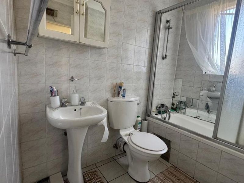 Chic Suburban Sanctuary: Modern 2-Bedroom Gem in Secure Oakdene Complex! - Photo 8