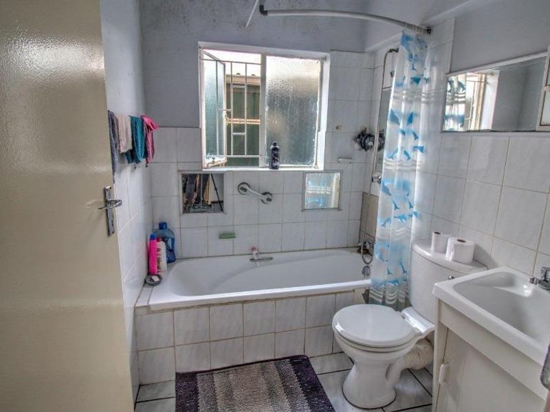 Well maintained ground floor unit with massive garden - Photo 8
