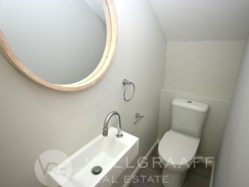 Modern Upmarket Townhouse to Rent - 1 August 2026 - Photo 8