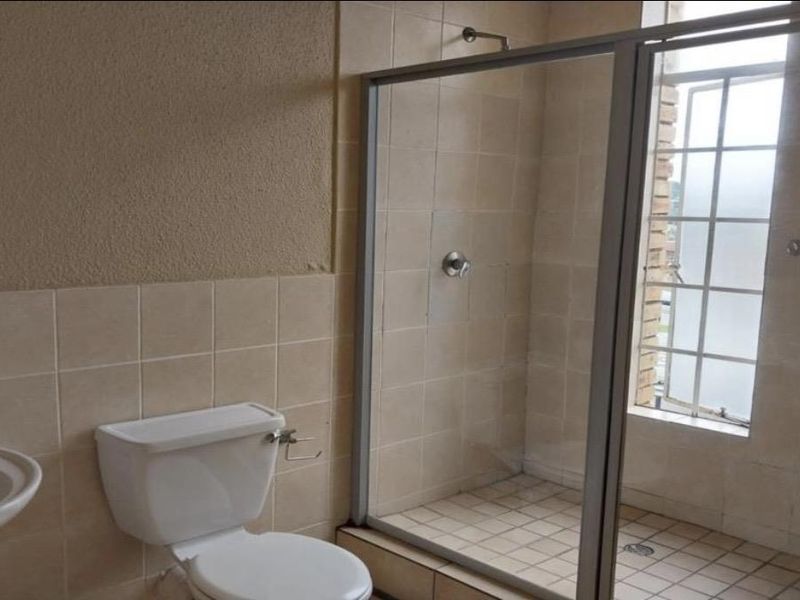 Secure & Serene Living: 2-Bedroom Apartment in Honeydew - Photo 5