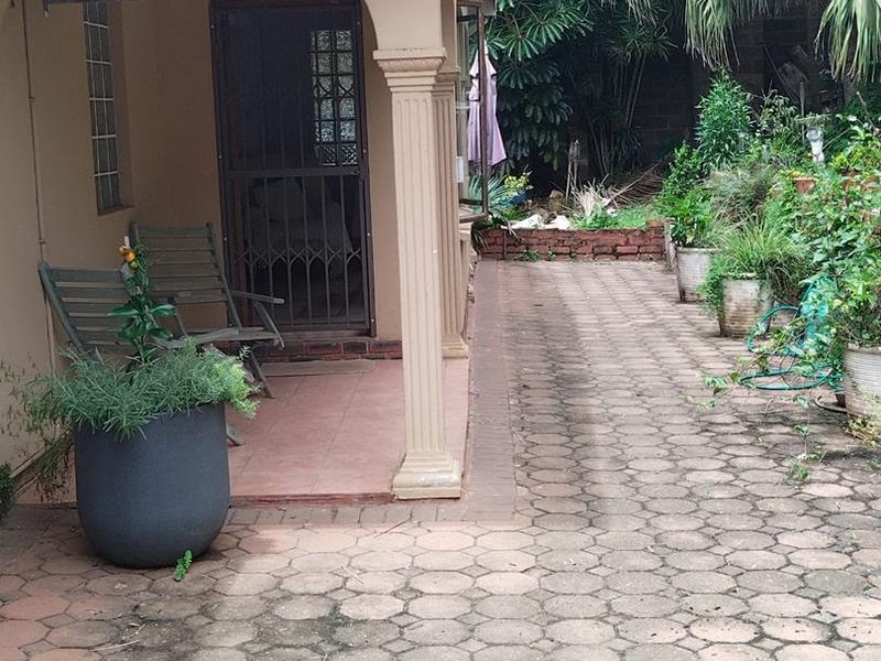 Spacious 4 Bedroom Family Home to Let in La Mercy - Photo 4