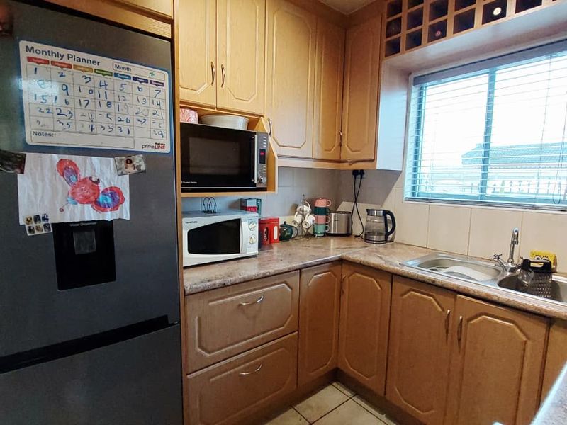 Modern 3-Bedroom Family Home in Rondevlei Park - Photo 7