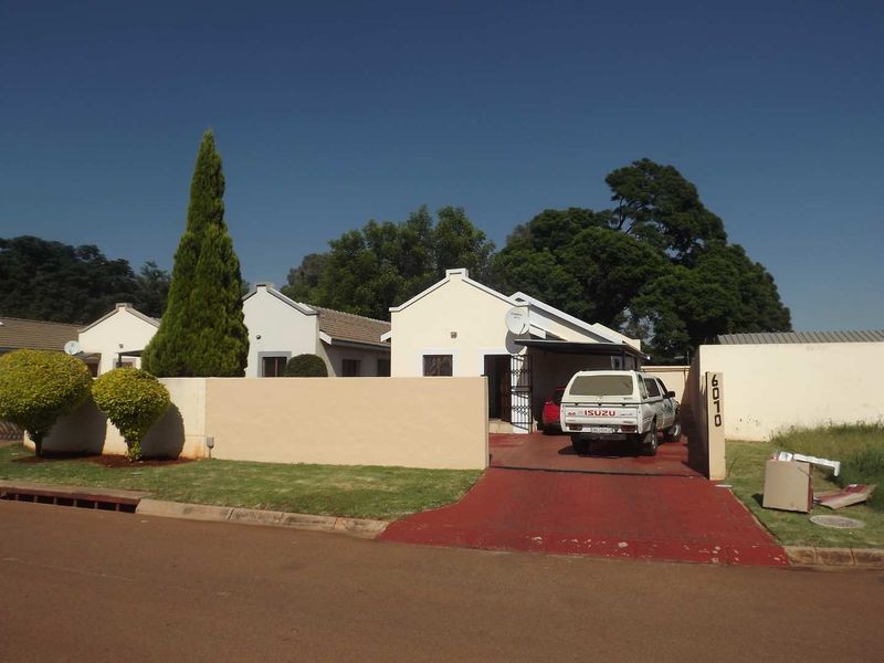 **Charming 3-Bedroom Freestanding Townhouse for Rent** - Photo 2