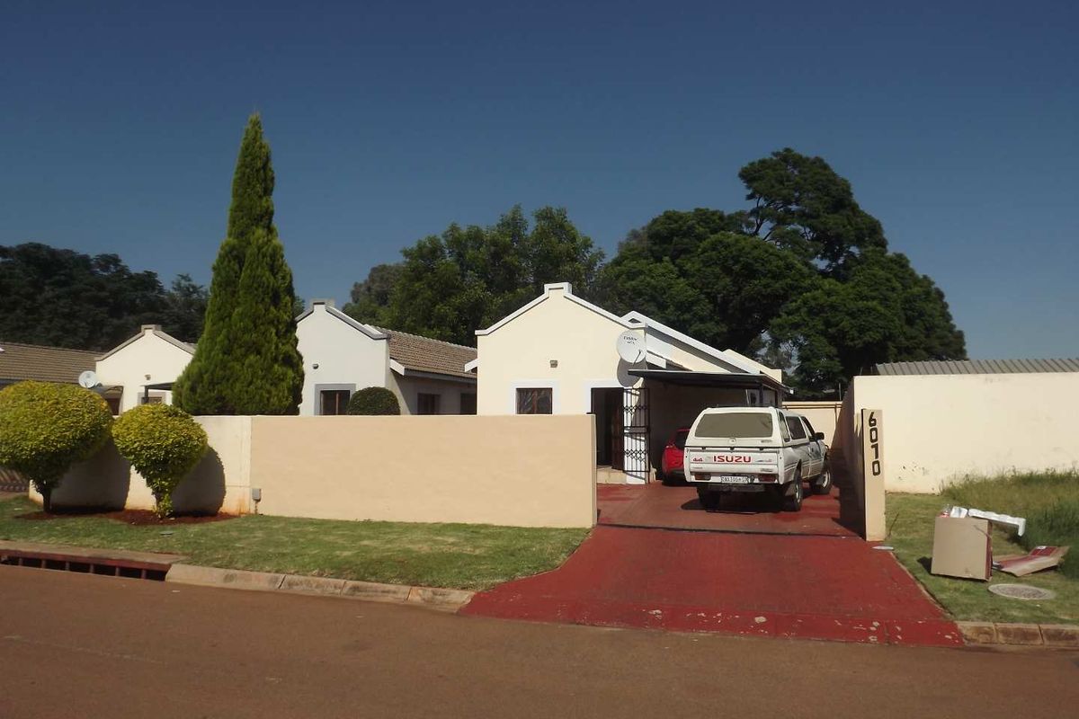 **Charming 3-Bedroom Freestanding Townhouse for Rent** - Photo 2