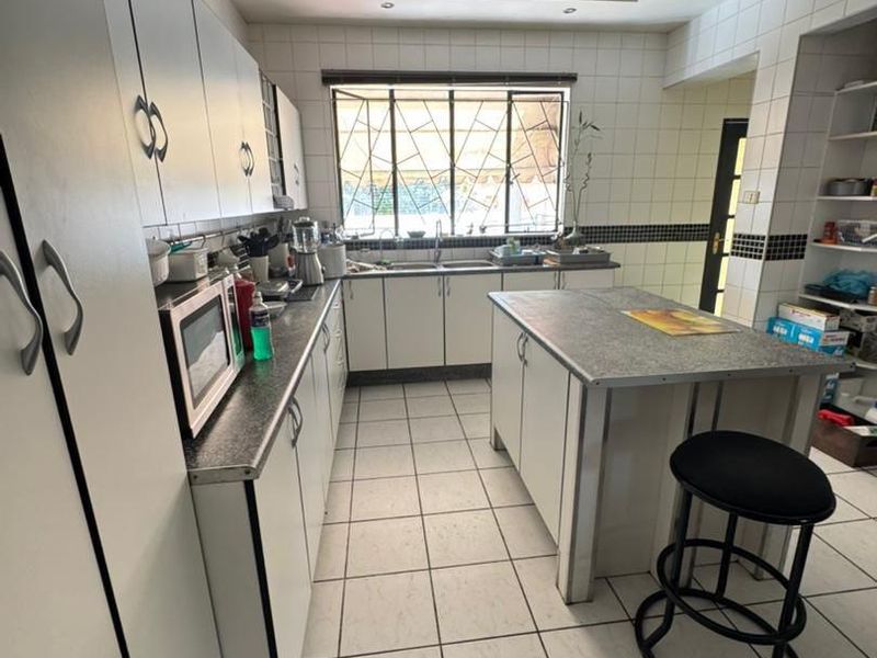 Three-bedroom house with a separate office and workshop area for sale in Windhoek West - Photo 3