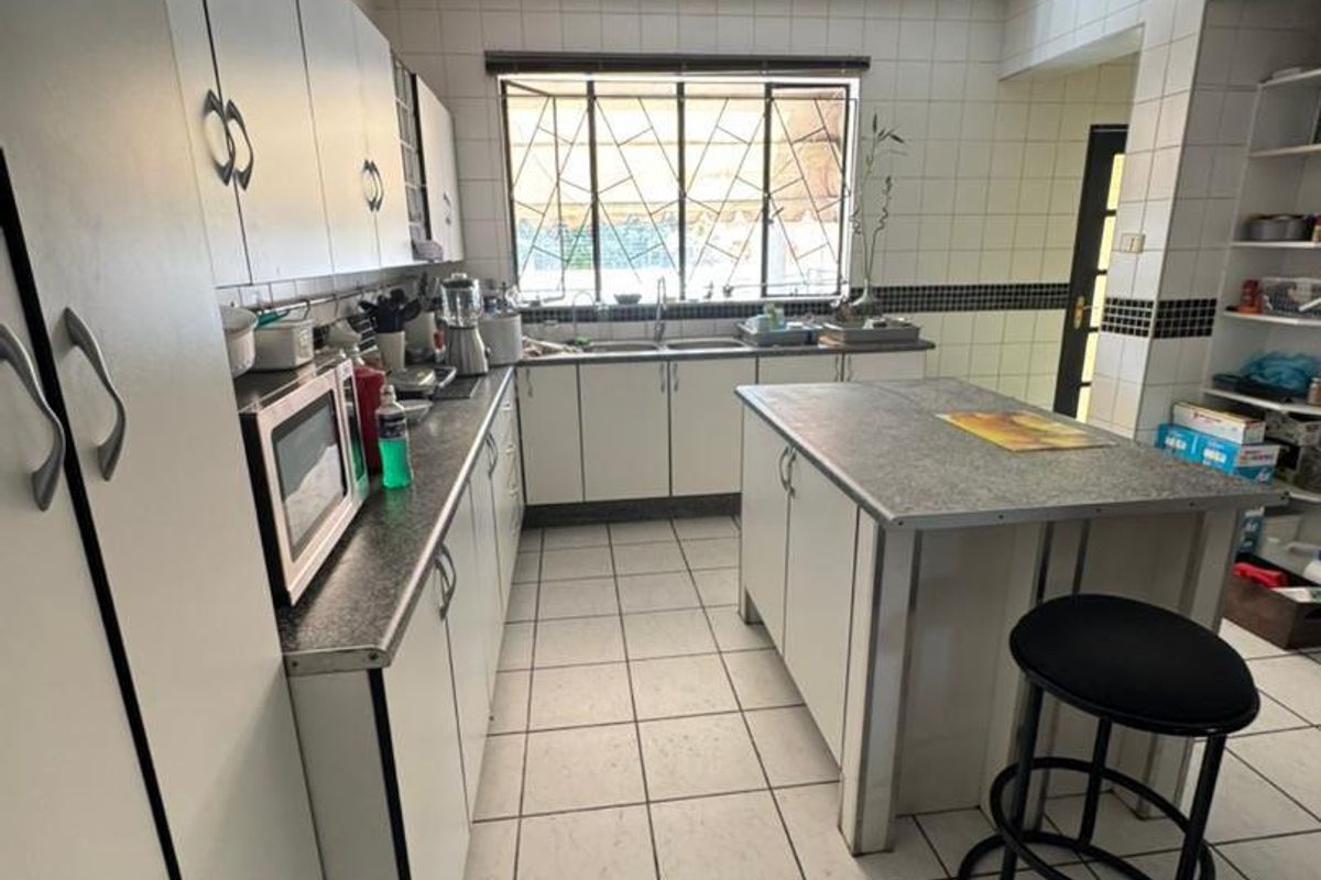 Three-bedroom house with a separate office and workshop area for sale in Windhoek West - Photo 3