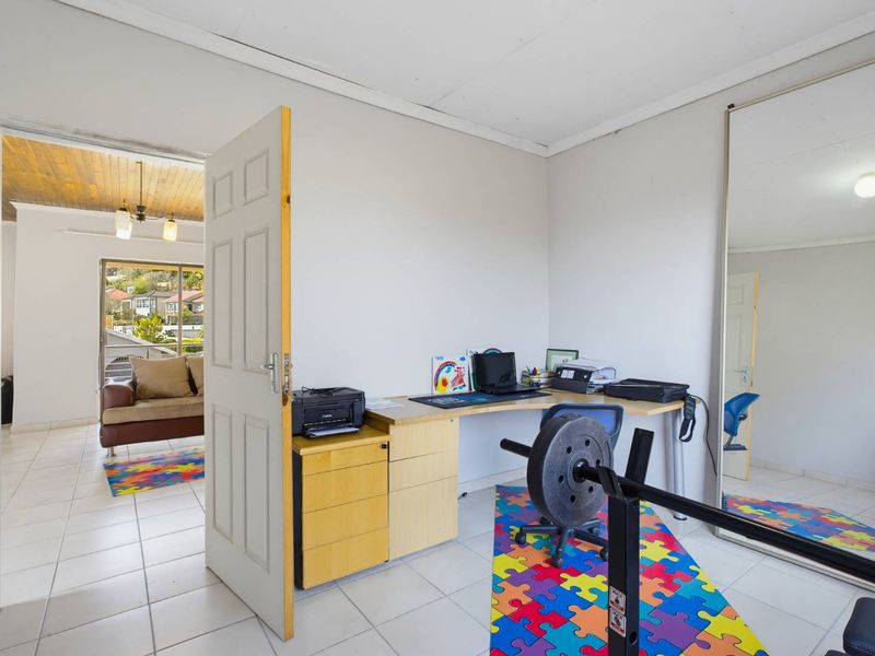 Family Home with Breathtaking Glenvista Views - Photo 7