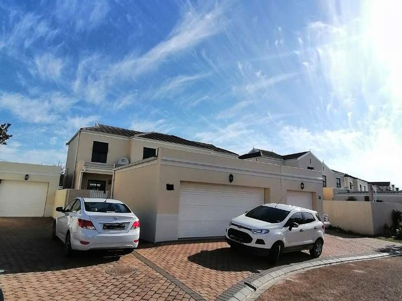 Unfurnished Two-Bedroom Townhouse with Courtyard and Garage in Sought-After Royal Ascot - Photo 1