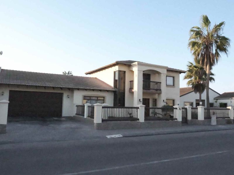 Beautiful Home for a large Family - Photo 3