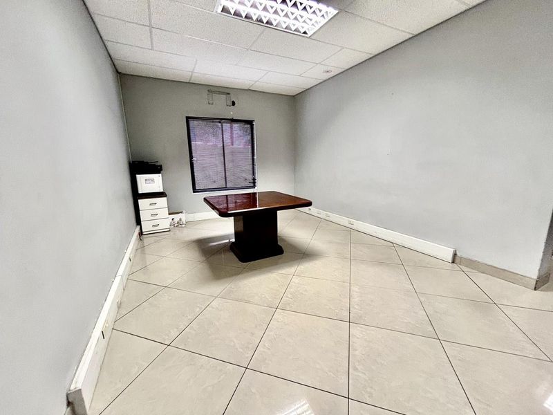 Windhoek West Offices: Prime Location, Endless Potential! - Photo 8