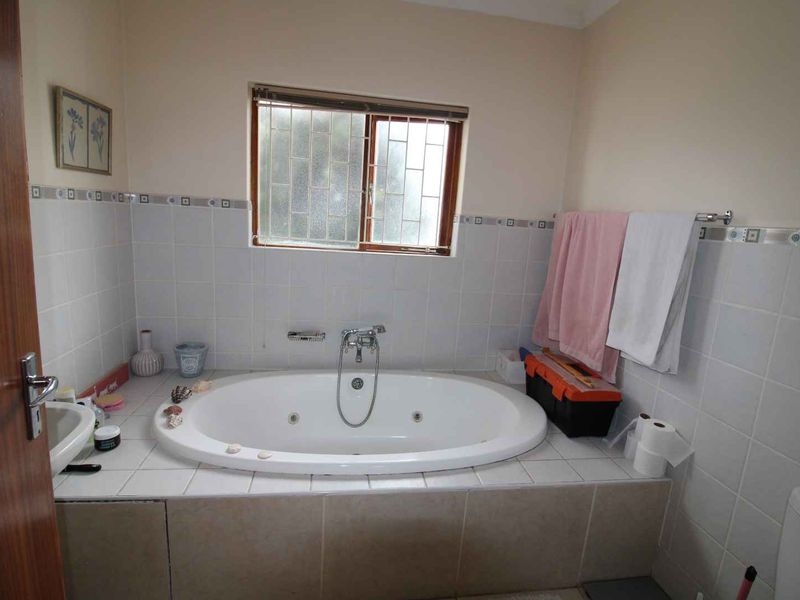 Neat as a pin Family home - Photo 10