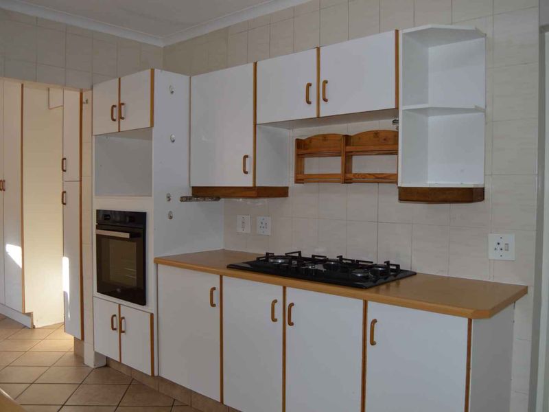 Lovely 3 Bedroom House in Secure Estate - Photo 10