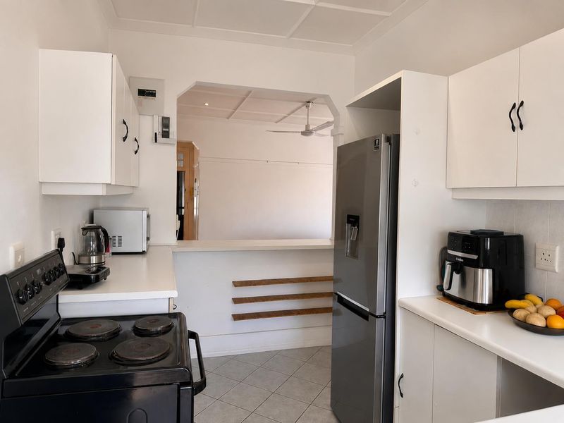 LIGHT, CHARACTER FILLED TOP FLOOR APARTMENT WITH SUNROOM & LOCK UP GARAGE - Photo 9