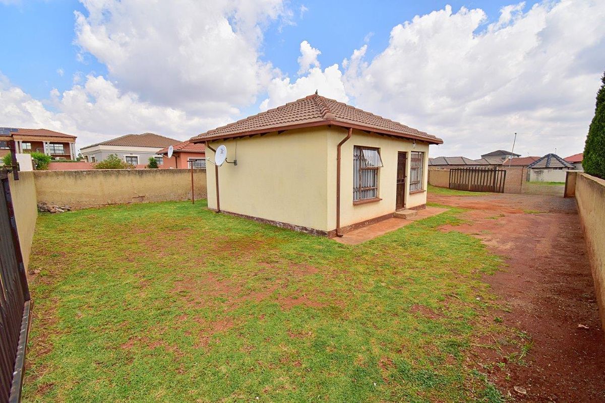 Perfect Starter Home - Photo 2