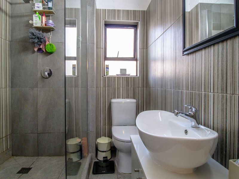 Two bedroom loft apartment in Bryanston - Photo 9