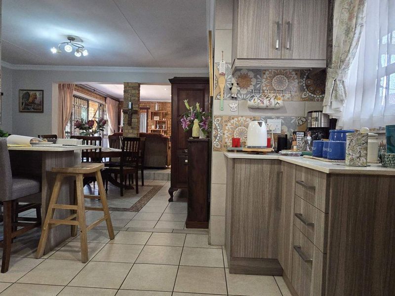 5 Bedroom House for Sale in Brackendowns - Photo 8