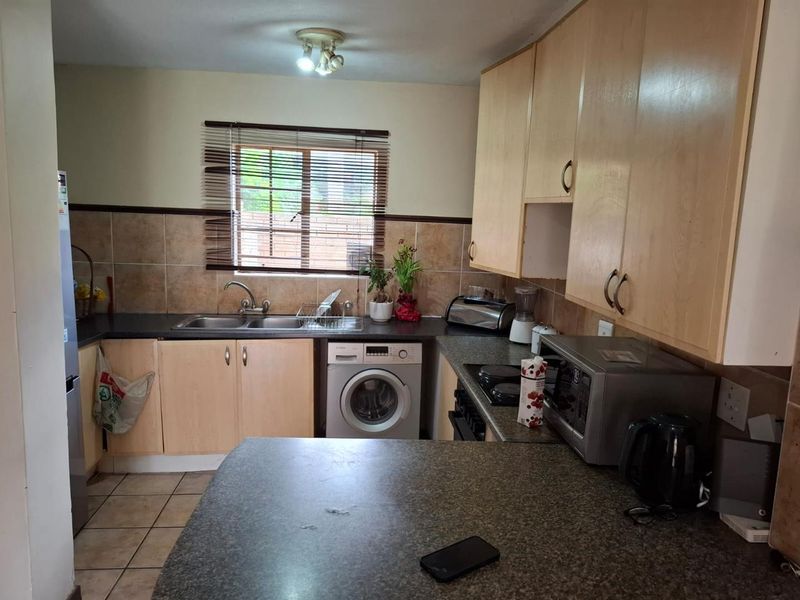 Two bedroom apartment in secure complex - Photo 6