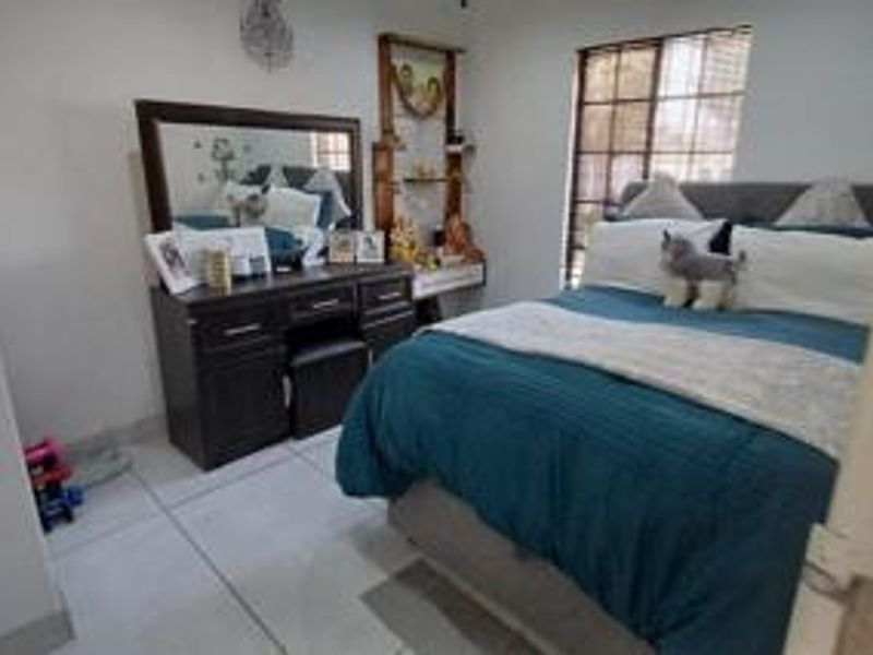 Charming Free-Standing Townhouse Unit for Sale in a Quiet, Pet-Friendly Complex - Photo 10