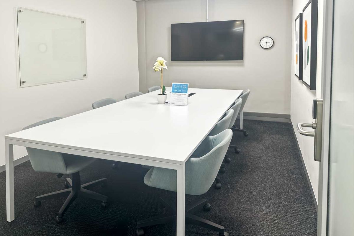 Private office space for 5 persons in Regus The Boardwalk - Photo 5