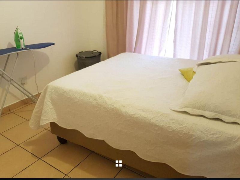 Top floor unit offering 3 bedrooms, with a secure tenant. - Photo 6