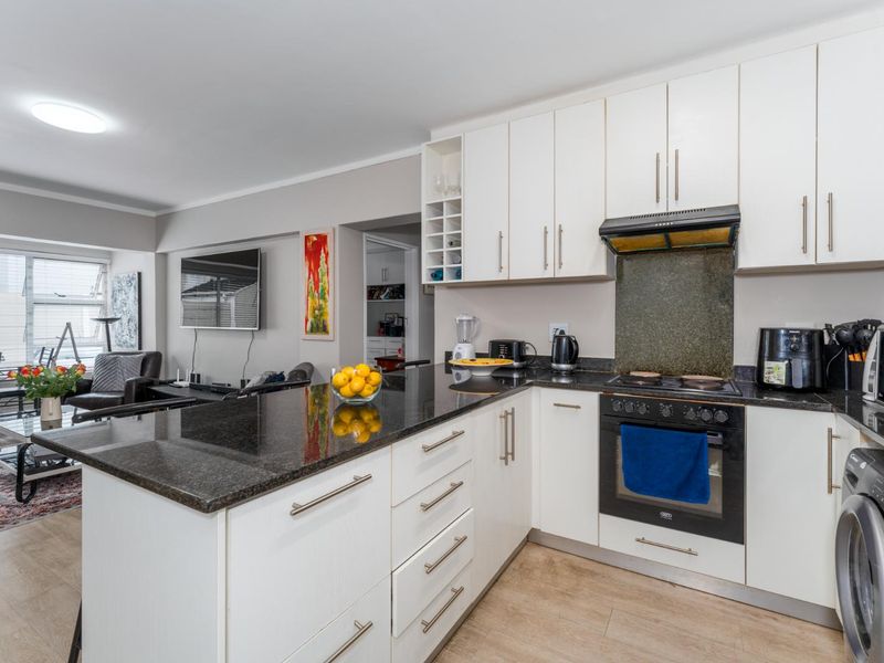 BRIGHT, SPACIOUS, MODERN AND CONVENIENT - Photo 6
