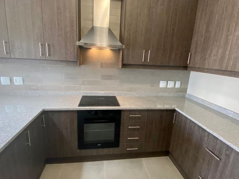 Spacious three bedroom house with double garage - Photo 6