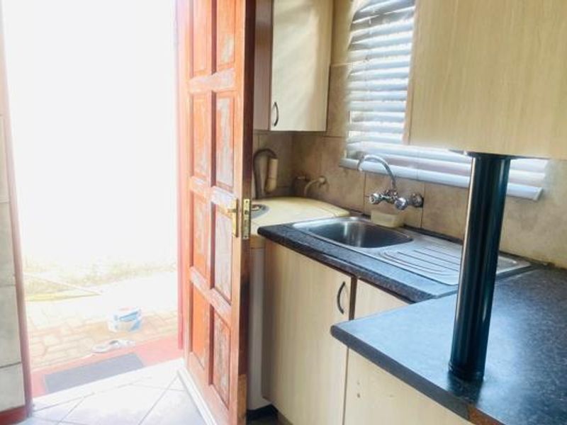 Spacious Rental Property with Flatlet in Goudrand Ext. 3, Rood - Photo 2