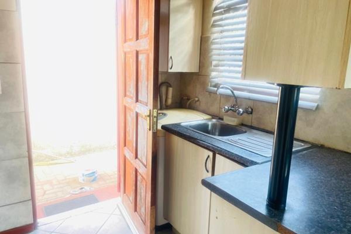 Spacious Rental Property with Flatlet in Goudrand Ext. 3, Rood - Photo 2