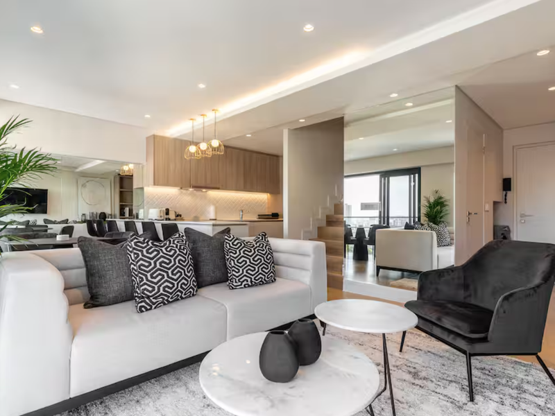 Duplex of dreams with views from every window! - Photo 2