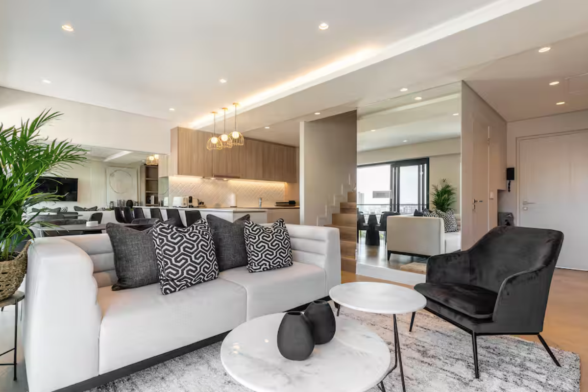 Duplex of dreams with views from every window! - Photo 2