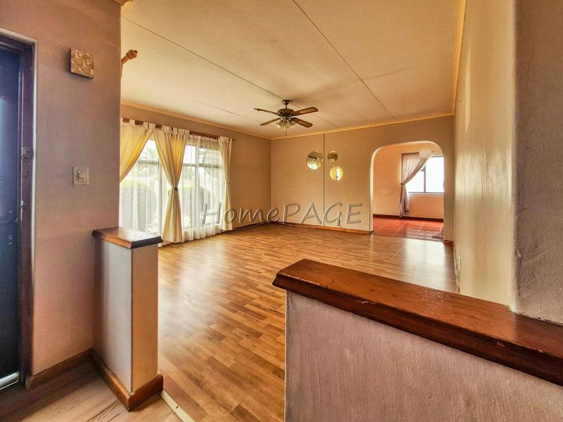 Meersig, Walvis Bay:  Neat Older 4 Bedroom home is for sale - Photo 4