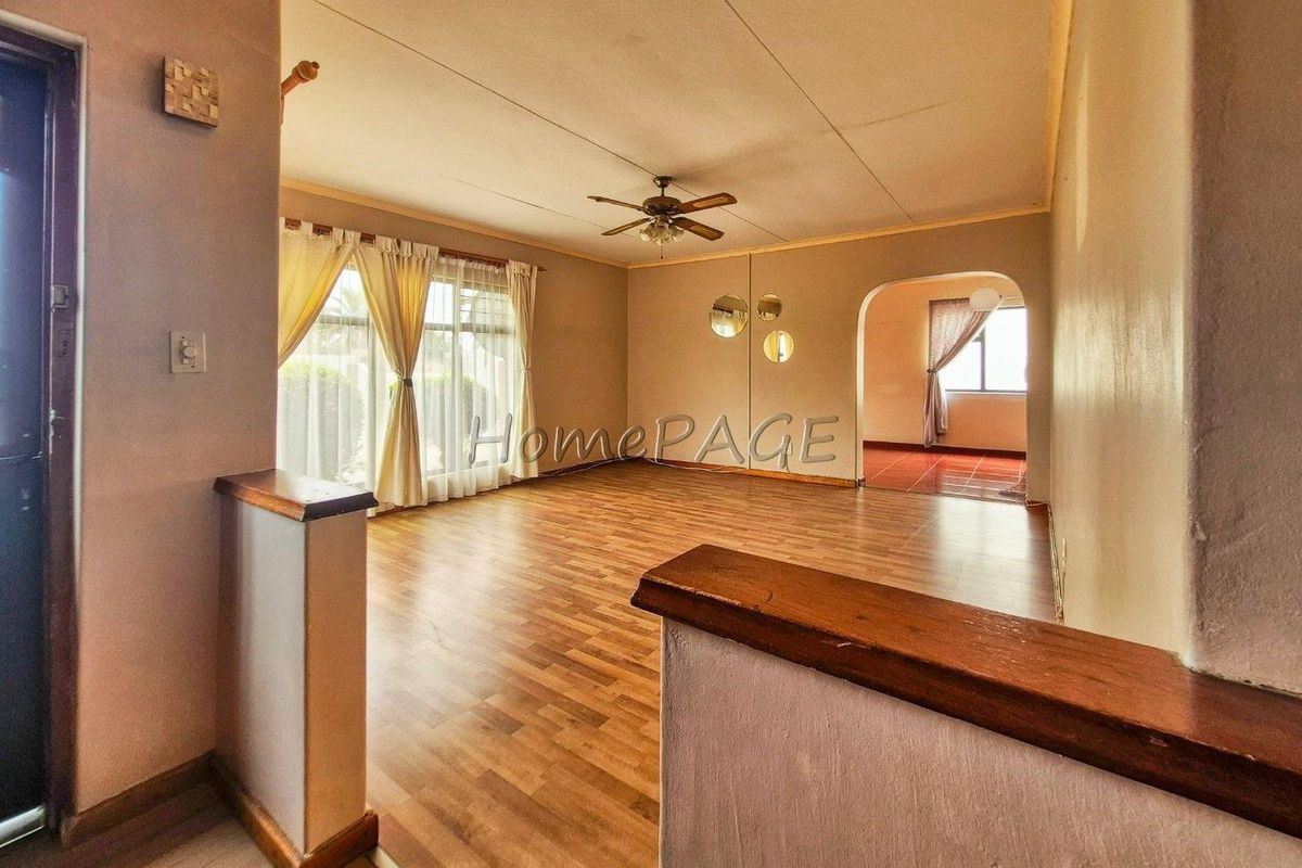 Meersig, Walvis Bay:  Neat Older 4 Bedroom home is for sale - Photo 4