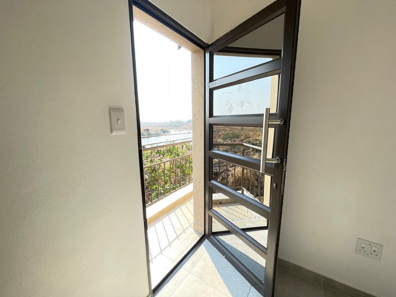 A lovely 2 bedroom 1 bath apartment to rent at Moagi estate Vosloorus Ext 24. - Photo 2