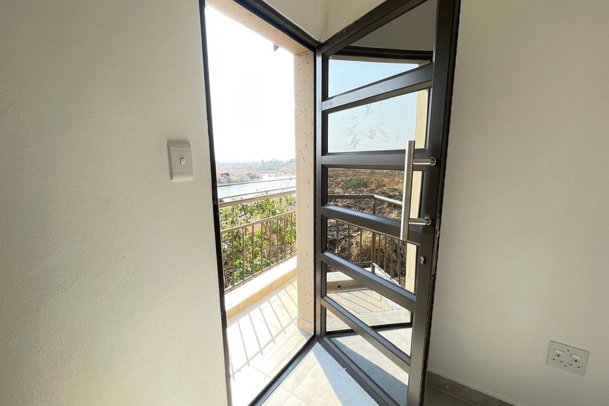 A lovely 2 bedroom 1 bath apartment to rent at Moagi estate Vosloorus Ext 24. - Photo 2