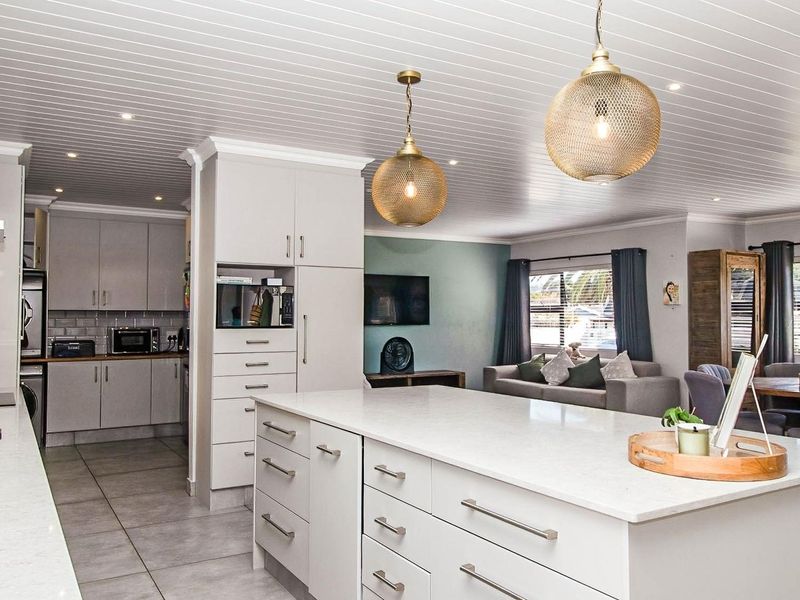 Stylish coastal retreat minutes from the shore - Photo 10