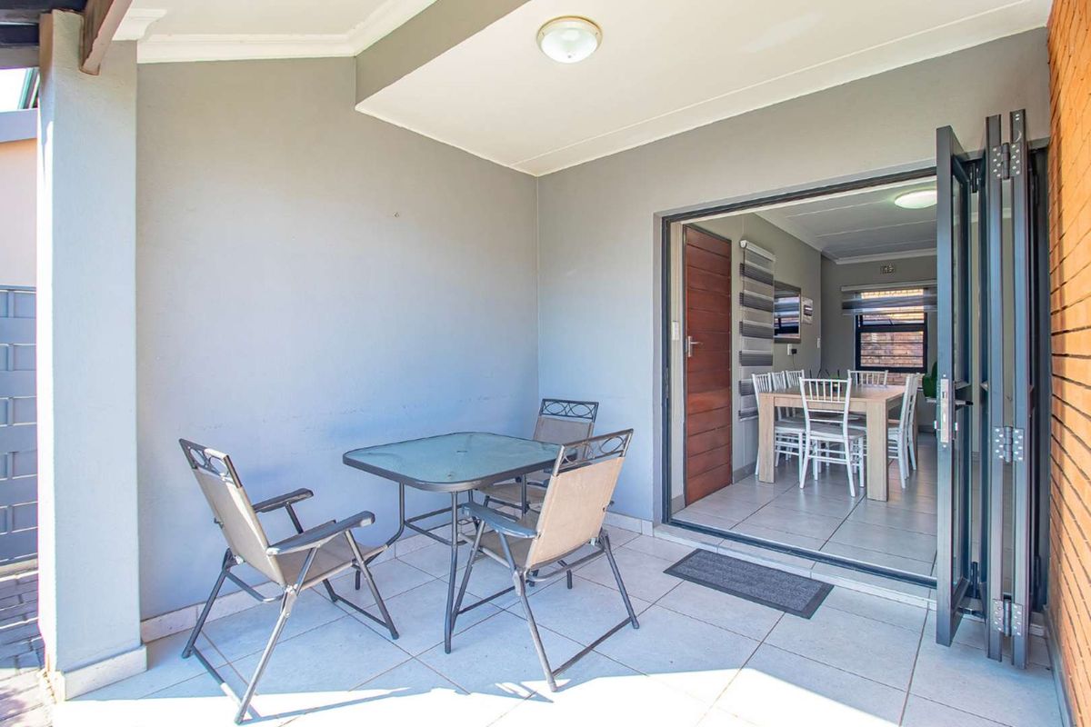 Stylish 3-Bedroom Townhouse for Sale in Zambezi Manor Lifestyle Estate - Photo 4