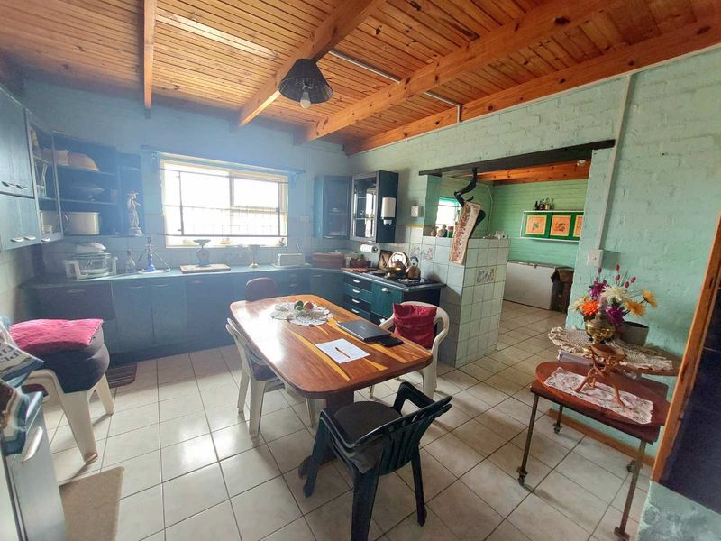 Unique Dream Home: Spacious, Versatile, & Full of Potential - Photo 4