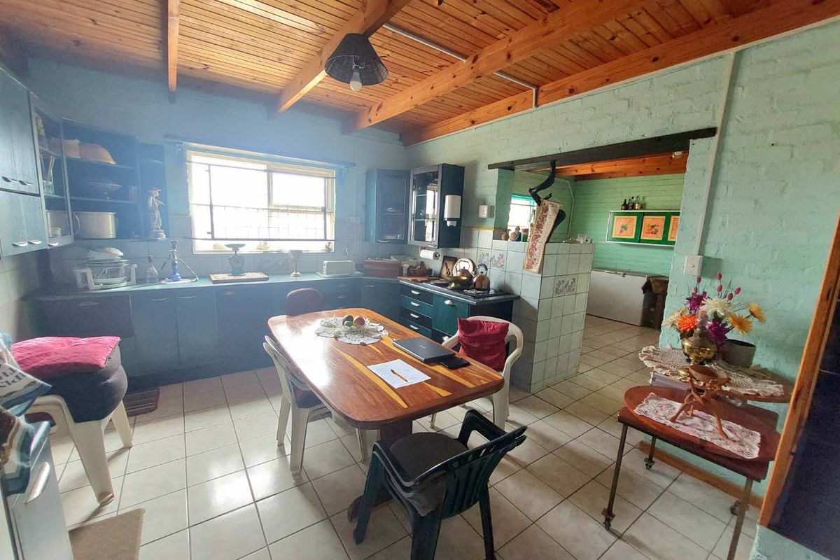 Unique Dream Home: Spacious, Versatile, & Full of Potential - Photo 4