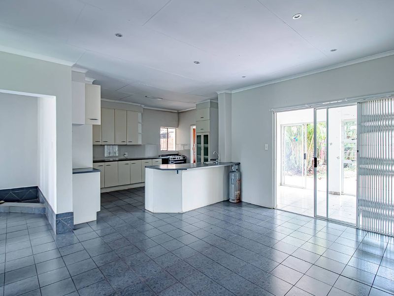 Large Family Home with Exceptional Amenities in Doornpoort - Photo 10