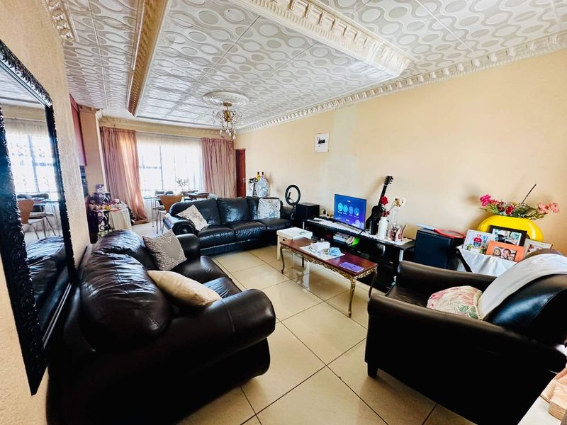 Freestanding Family Home in Mahlasedi park-priced to Move, Ready to View. - Photo 5