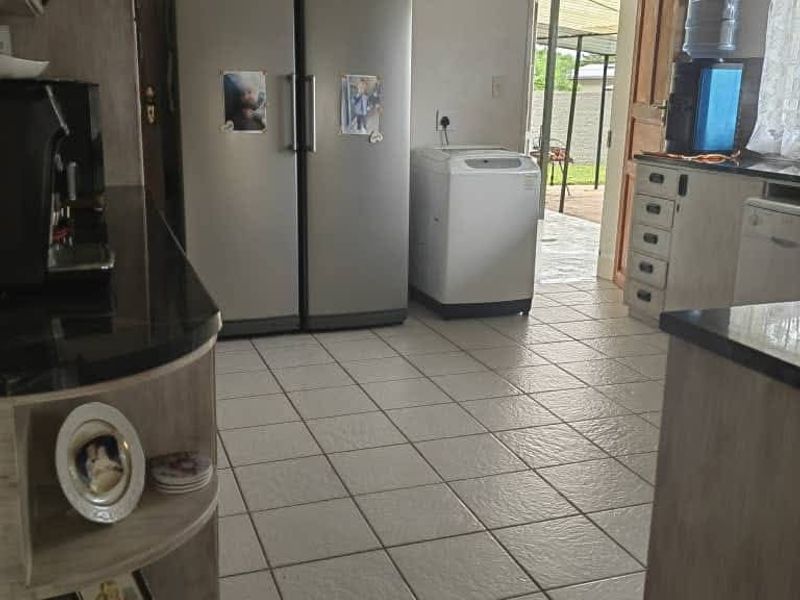 Beautiful, spacious and well maintained 3 bedroom house with a swimming pool and a loveley garden for sale in Tsumeb. - Photo 10