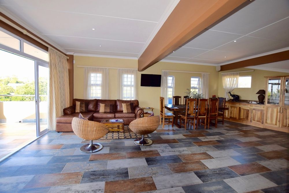Entertainment Lounge