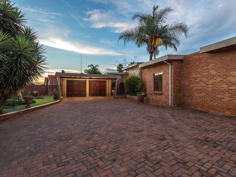 Modern 4 Bedroom Family Home For Sale in Brackenhurst. - Photo 2