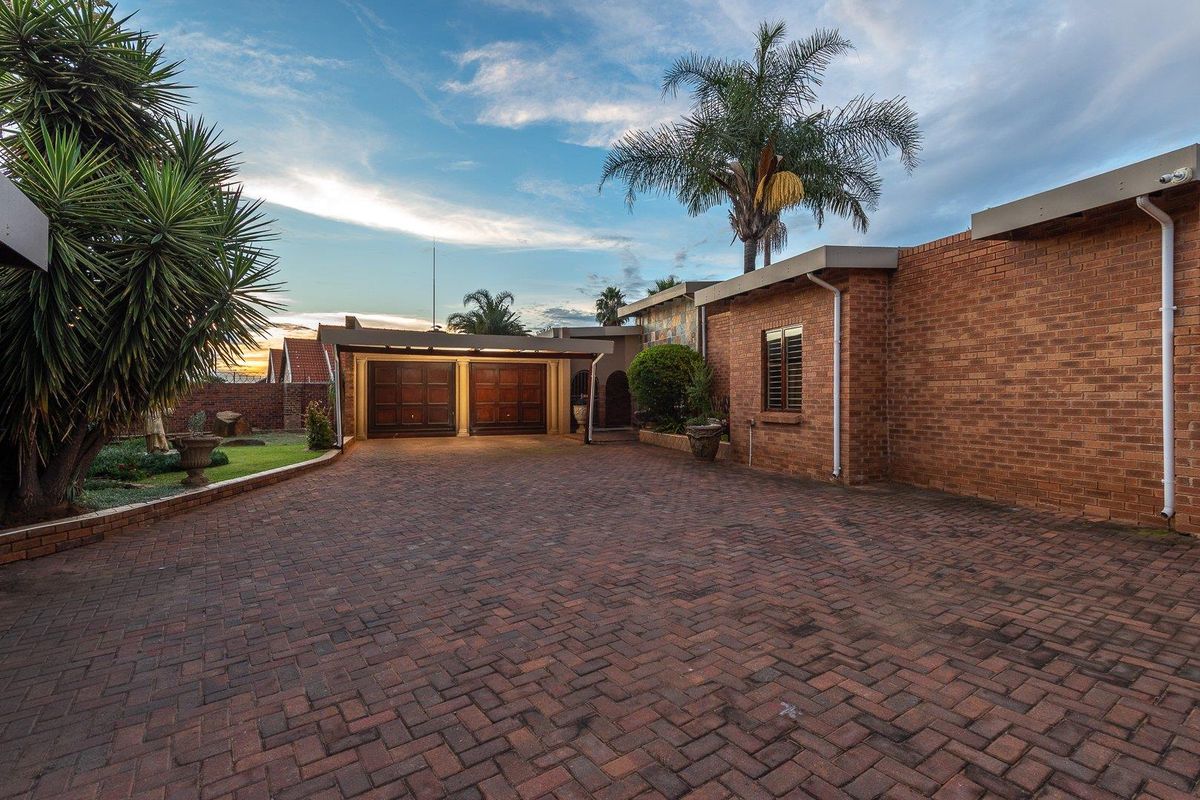 Modern 4 Bedroom Family Home For Sale in Brackenhurst. - Photo 2