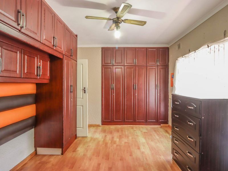 Spacious 4-Bedroom Family Home with Granny Flat, Pool & Entertainment Area - Photo 6