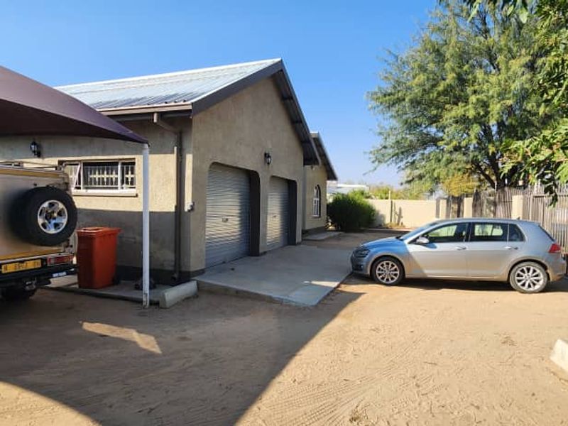 EXCLUSIVE SOLE MANDATE! Captivating and remarkably spacious family home for sale in a prime area of Okahandja! - Photo 6