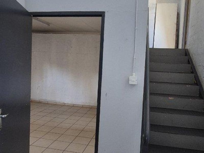 Warehouse with offices to let Southern Industrial - Photo 4