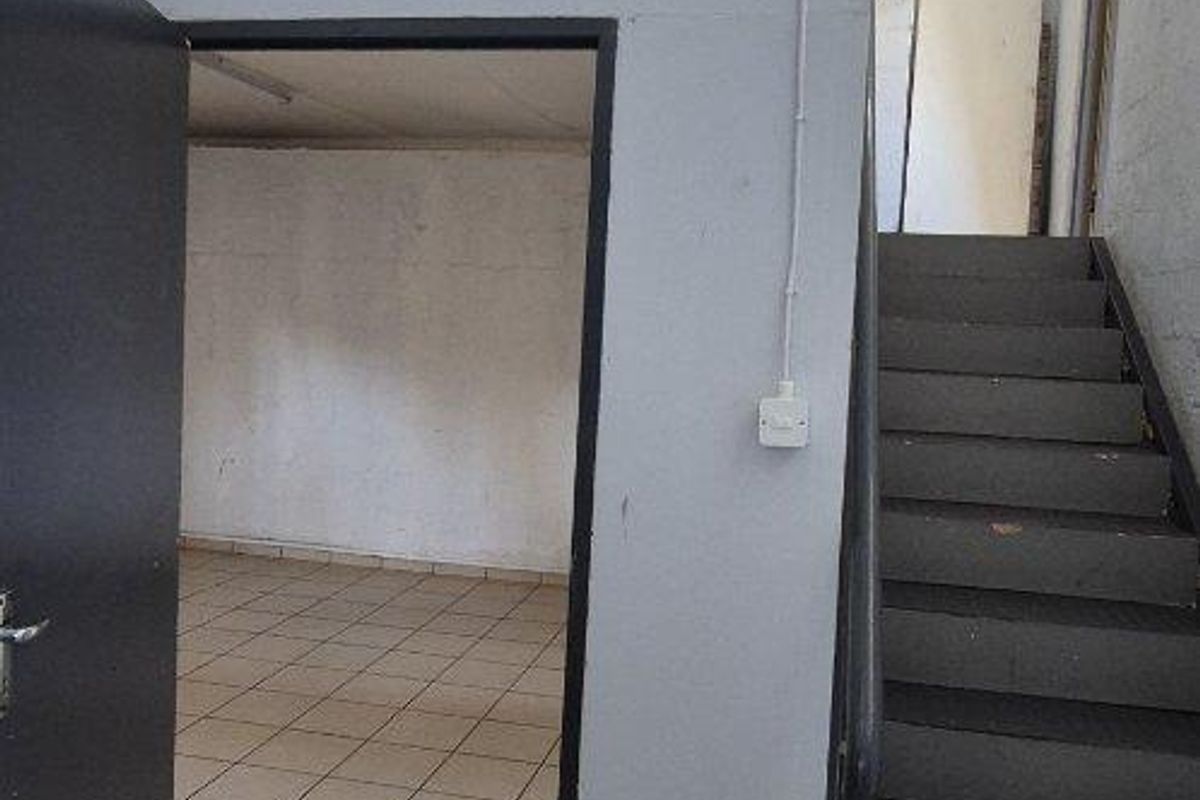 Warehouse with offices to let Southern Industrial - Photo 4