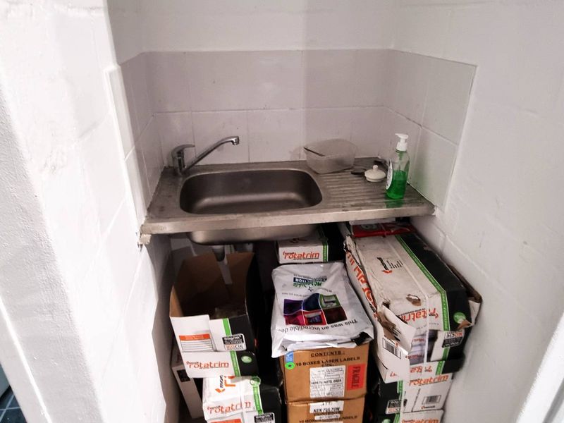 Spacious Refurbished Warehouse in Retreat - Photo 5