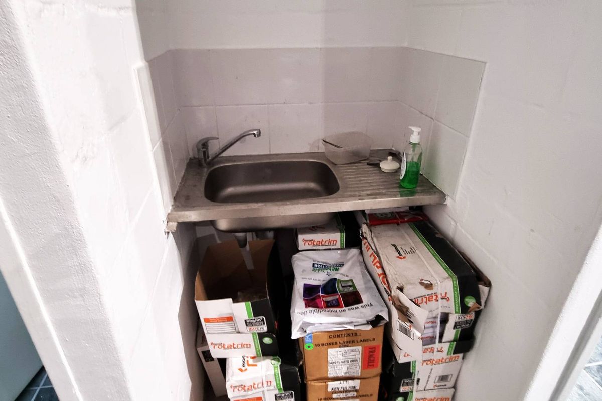 Spacious Refurbished Warehouse in Retreat - Photo 5